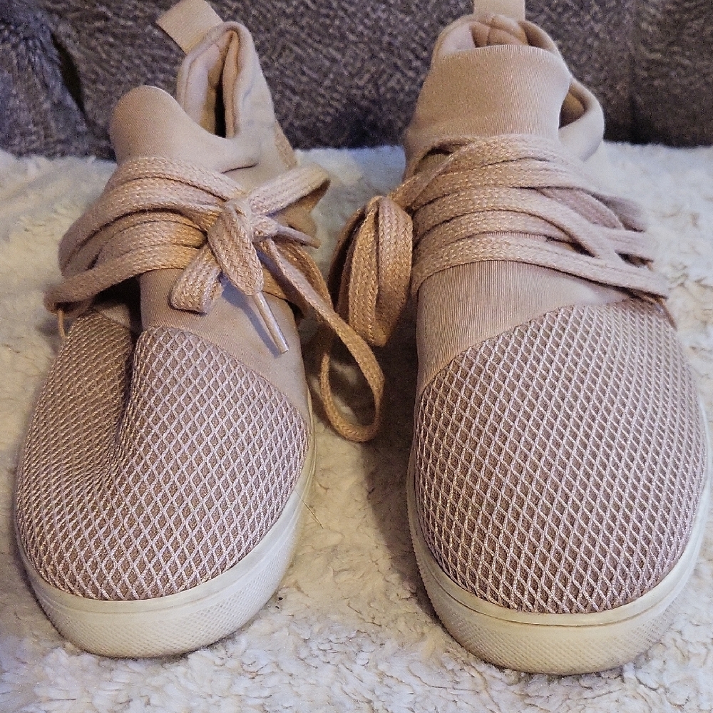 Stylish Women's Beige Sneakers Size 8.5